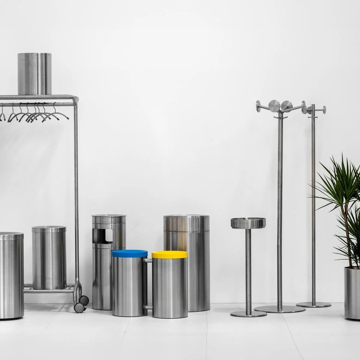 314_complementi_di_arredo_nox_vesta_appendiabiti_a_barra_su_ruote_07.jpg