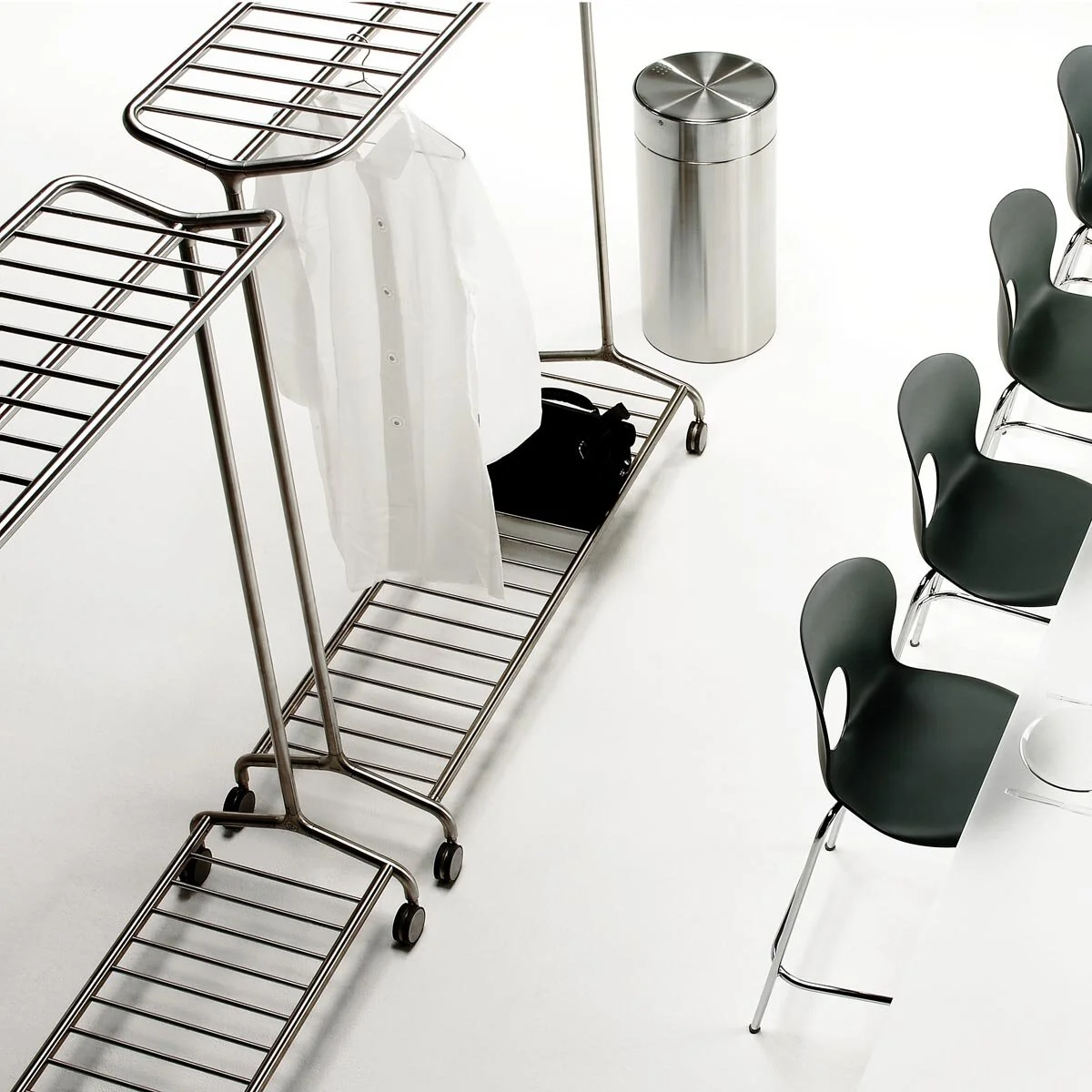 315_complementi_di_arredo_nox_vesta_appendiabiti_a_barra_su_ruote_supporto_borse_02.jpg