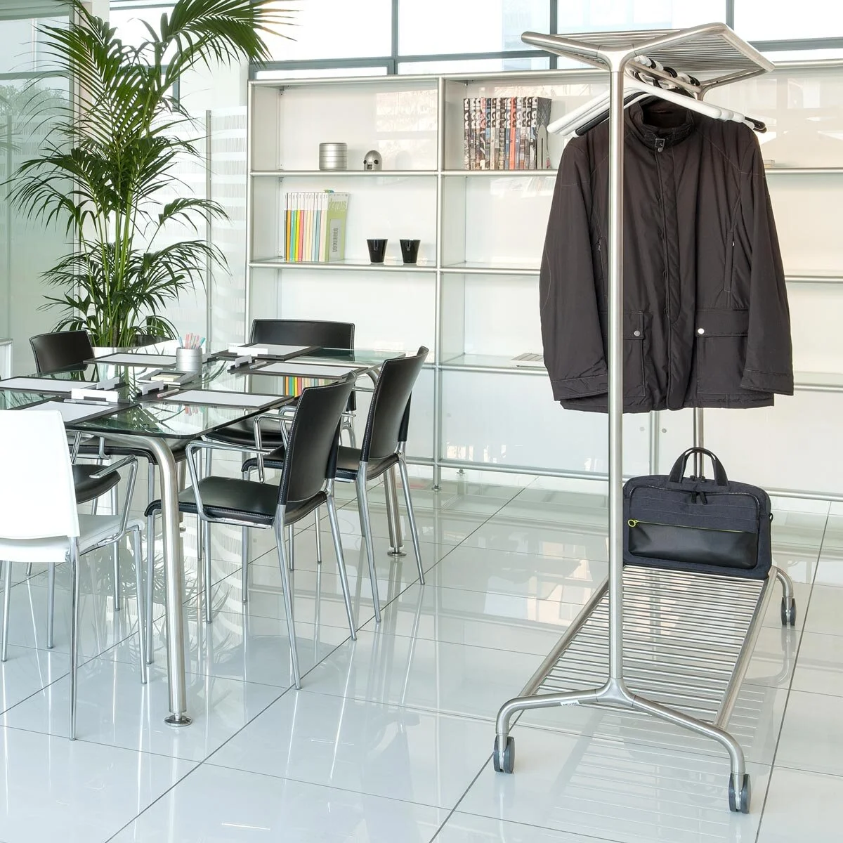 315_complementi_di_arredo_nox_vesta_appendiabiti_a_barra_su_ruote_supporto_borse_04.jpg