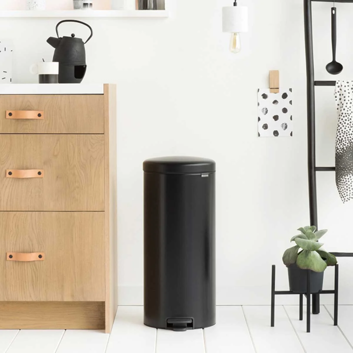542_NewIcon-Pedal-Bin,-30L---Matt-Black_04.jpg