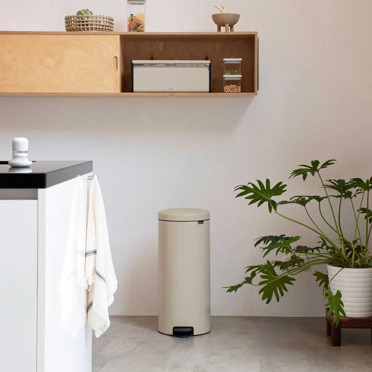 543_NewIcon-Pedal-Bin,-30L---Soft-Beige_04.jpg
