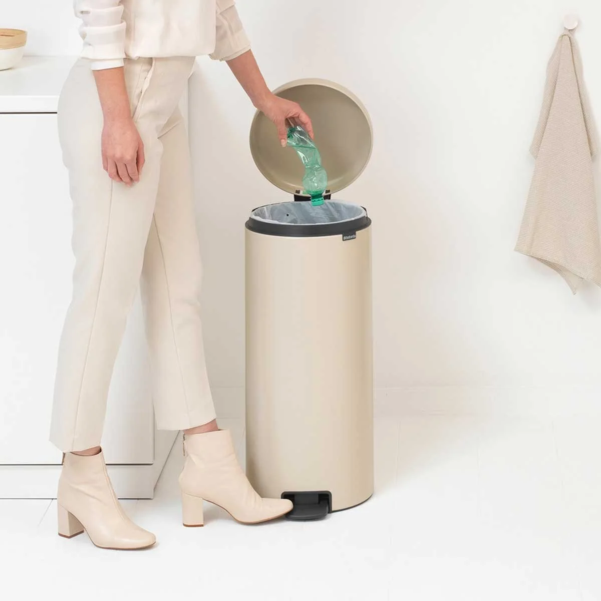 543_NewIcon-Pedal-Bin,-30L---Soft-Beige_05.jpg