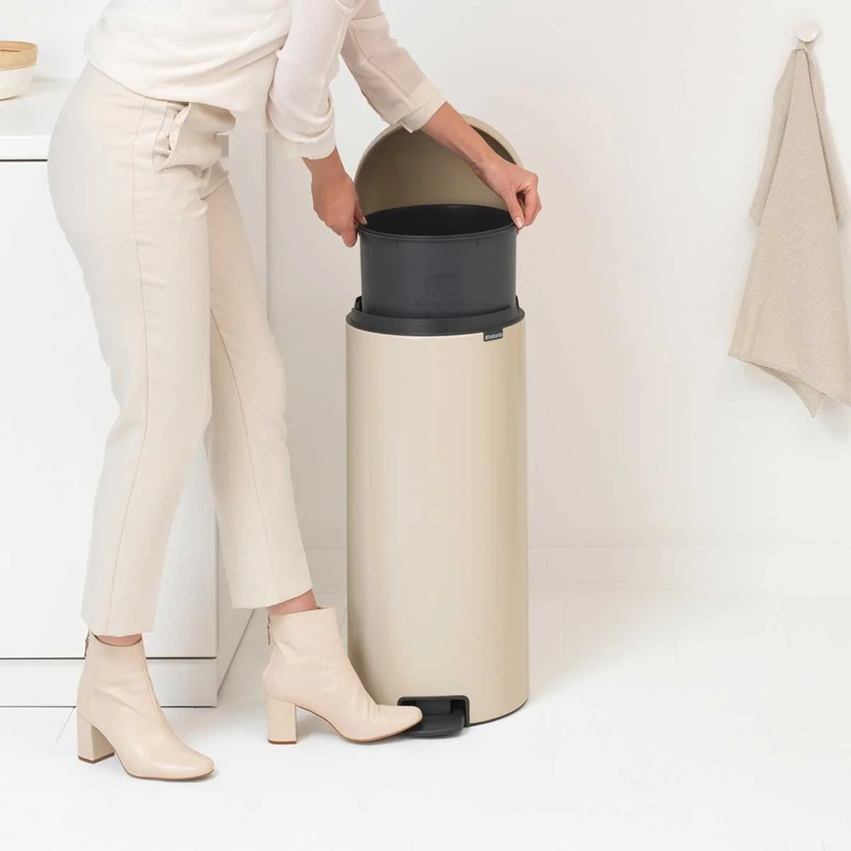 543_NewIcon-Pedal-Bin,-30L---Soft-Beige_06.jpg