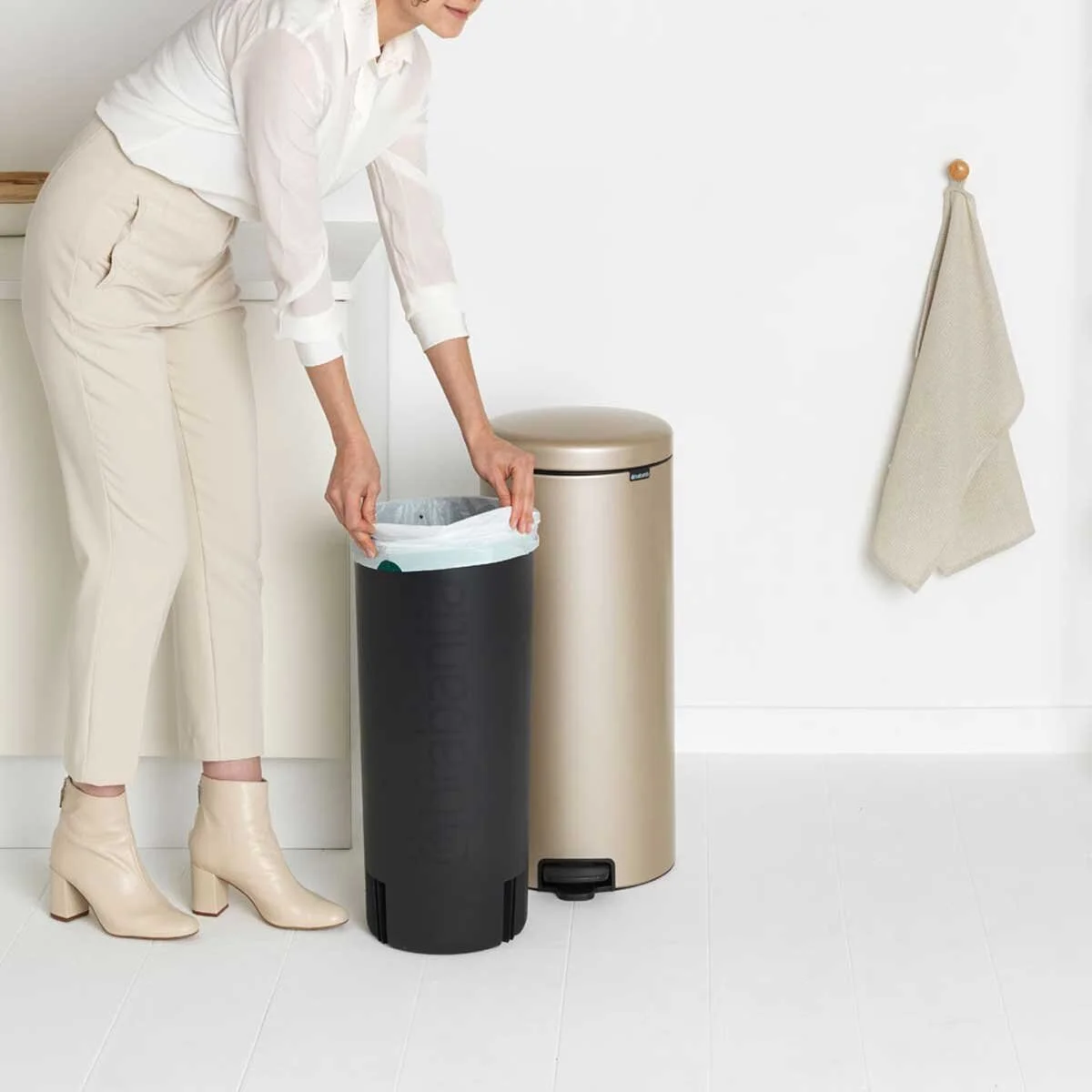 544_NewIcon-Pedal-Bin,-30L---Metallic-Gold_03.jpg