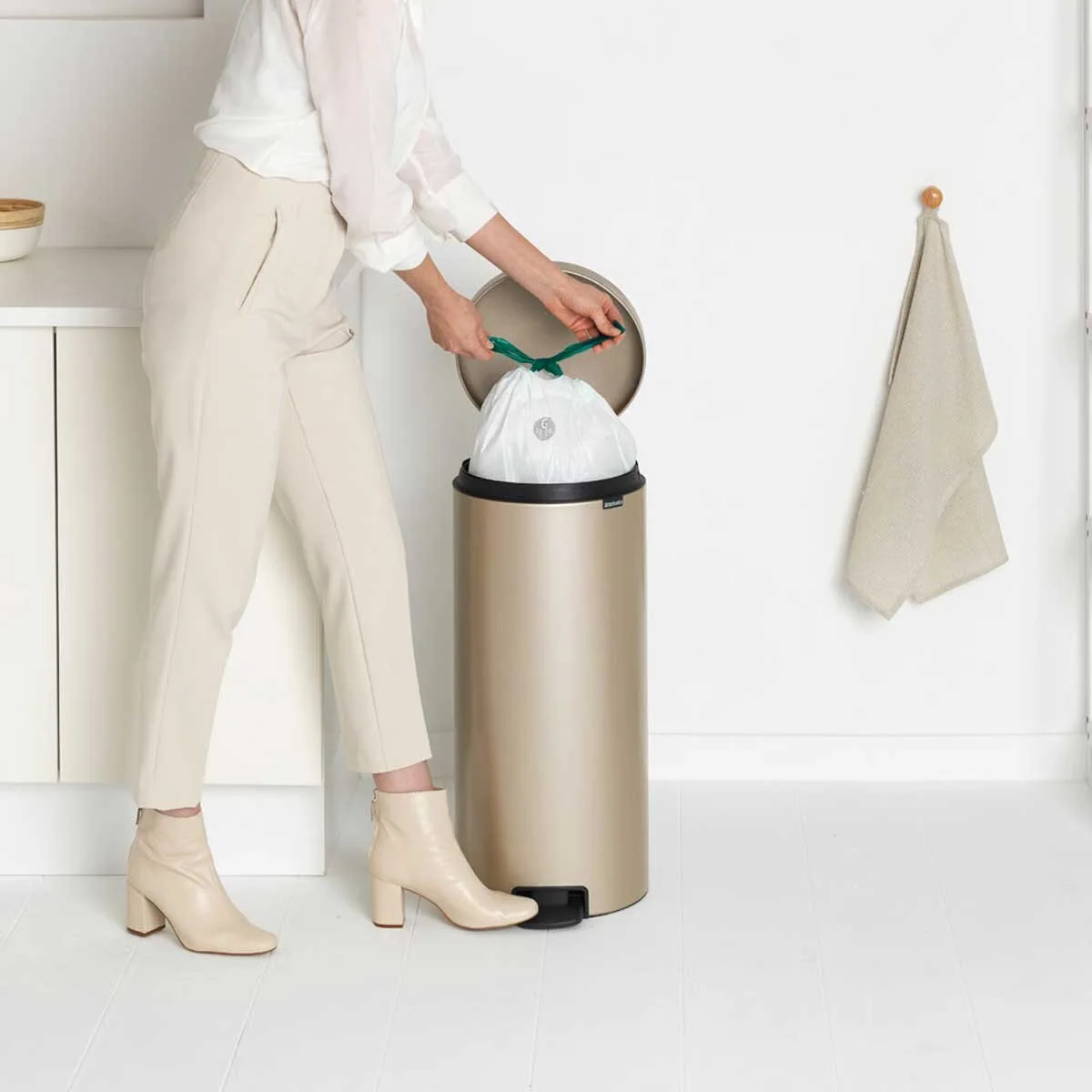 544_NewIcon-Pedal-Bin,-30L---Metallic-Gold_04.jpg