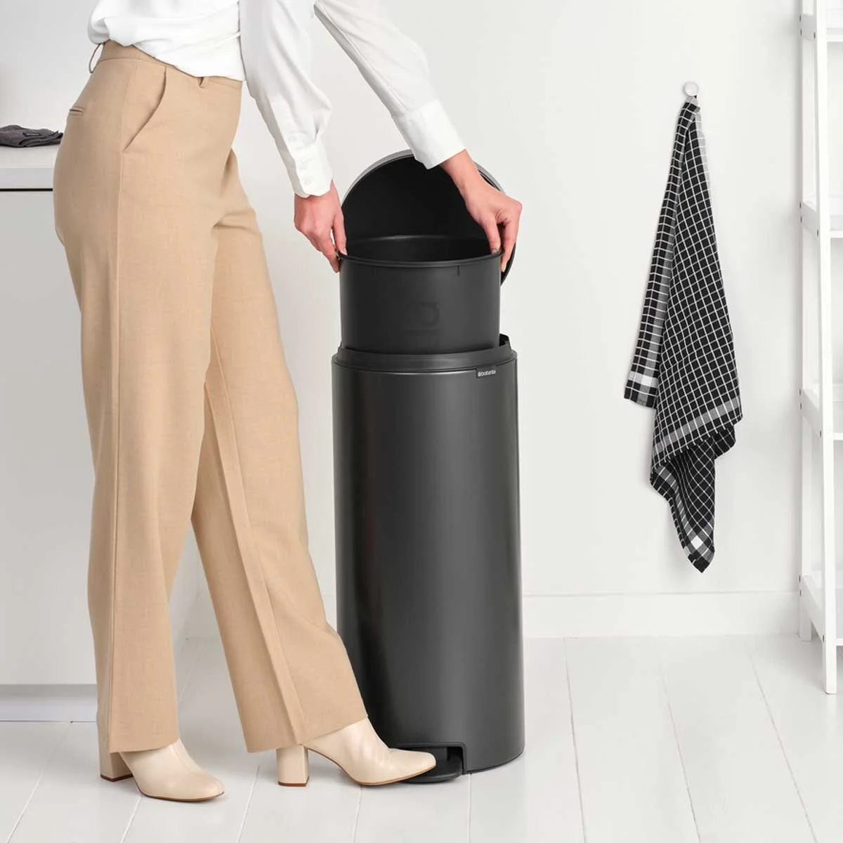 545_NewIcon-Pedal-Bin,-30L---Confident-Grey_04.jpg