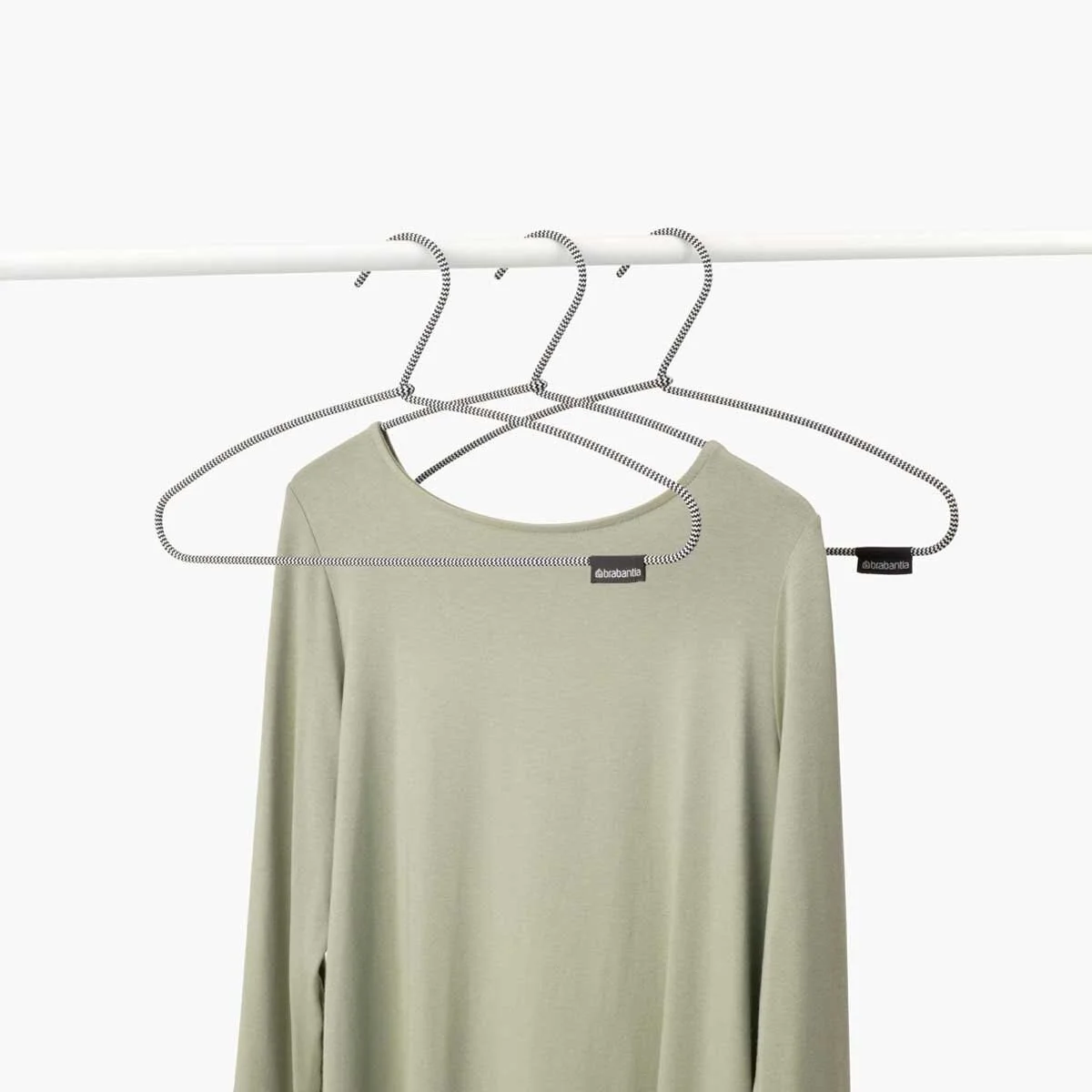557_Soft-Touch-Clothes-Hangers,-set-of-3---Black_white_01.jpg