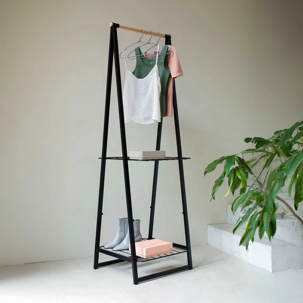 557_Soft-Touch-Clothes-Hangers,-set-of-3---Black_white_02.jpg