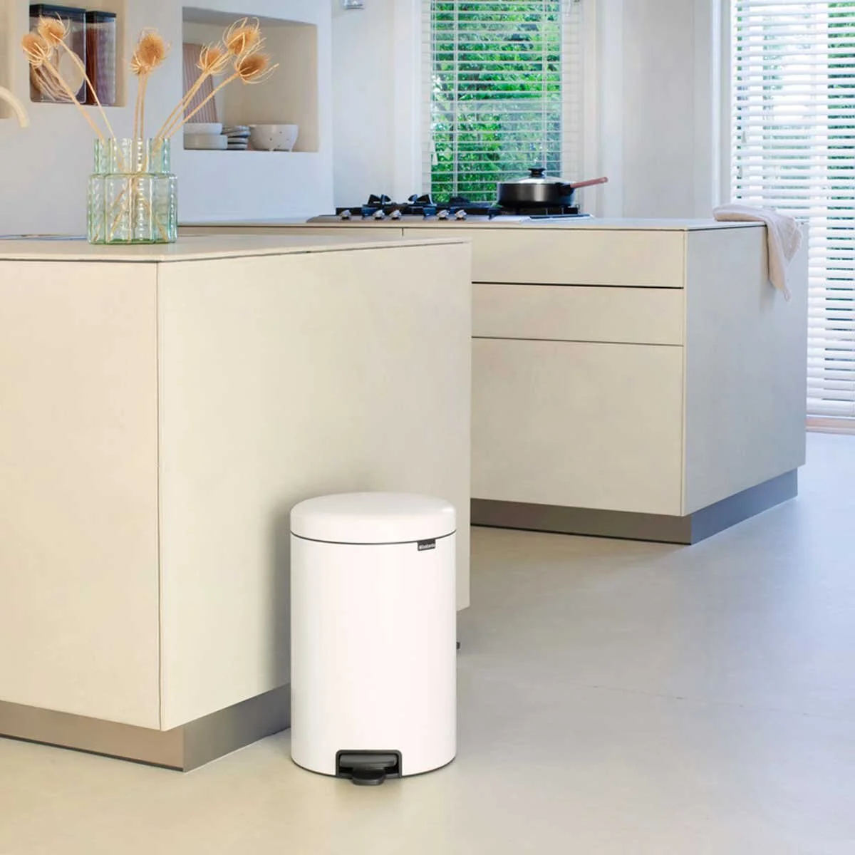 568_NewIcon-Pedal-Bin,-20L---White-(1).jpg