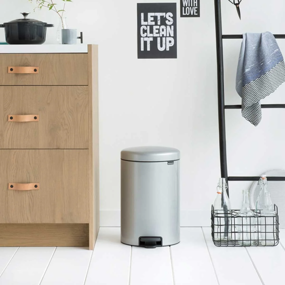 570_NewIcon-Pedal-Bin,-20L---Metallic-Grey-(1).jpg