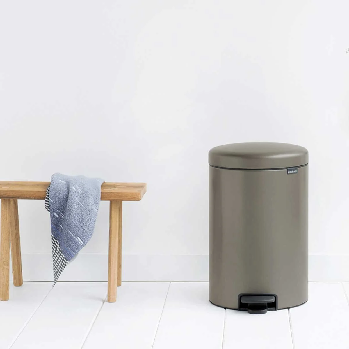 571_NewIcon-Pedal-Bin,-20L---Platinum-(4).jpg