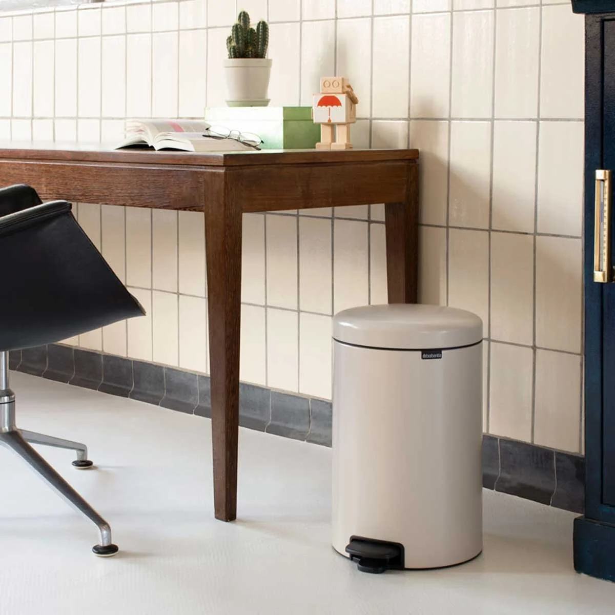 574_NewIcon-Pedal-Bin,-20L---Soft-Beige-(5).jpg