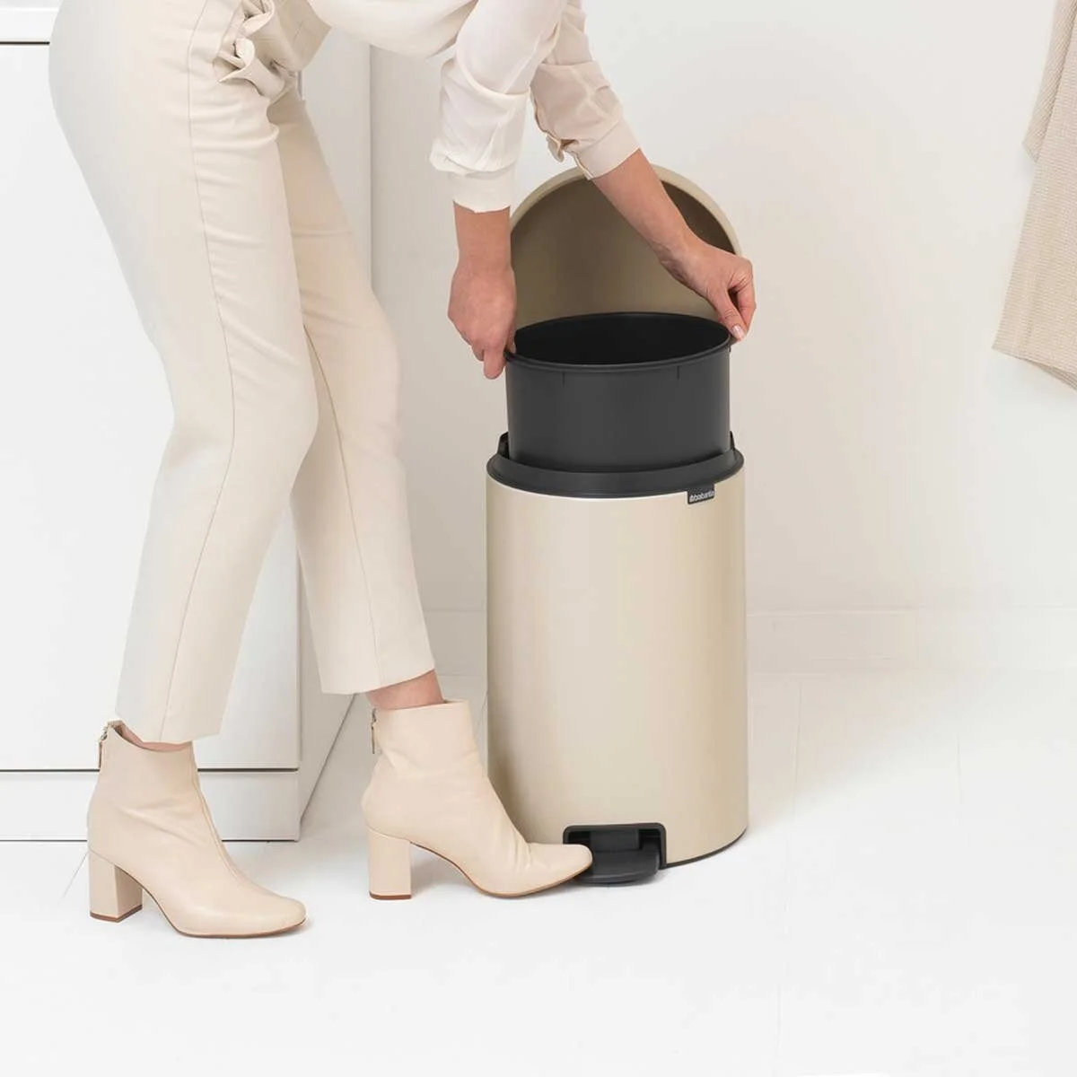 574_NewIcon-Pedal-Bin,-20L---Soft-Beige-(6).jpg