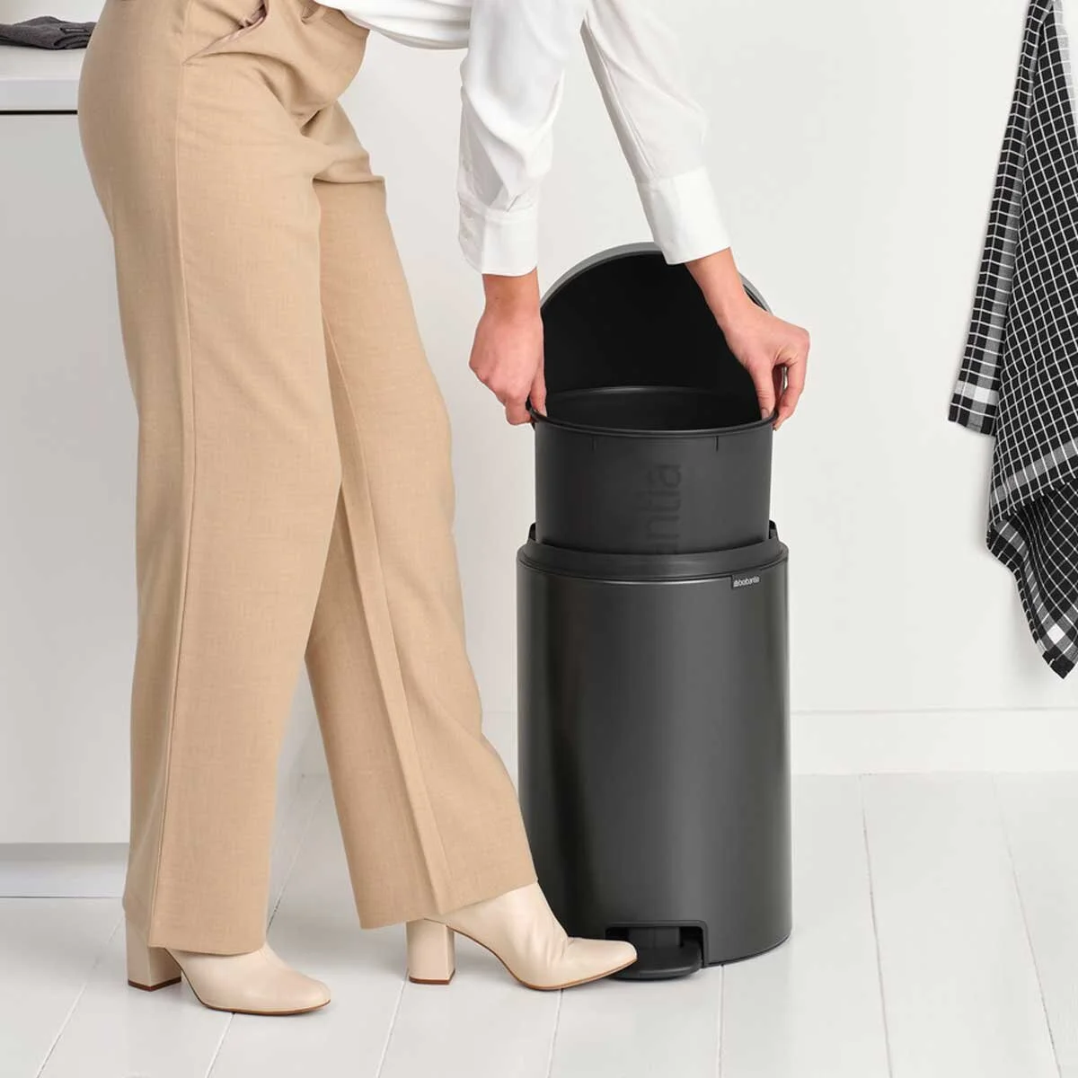 576_NewIcon-Pedal-Bin,-20L---Confident-Grey-(5).jpg