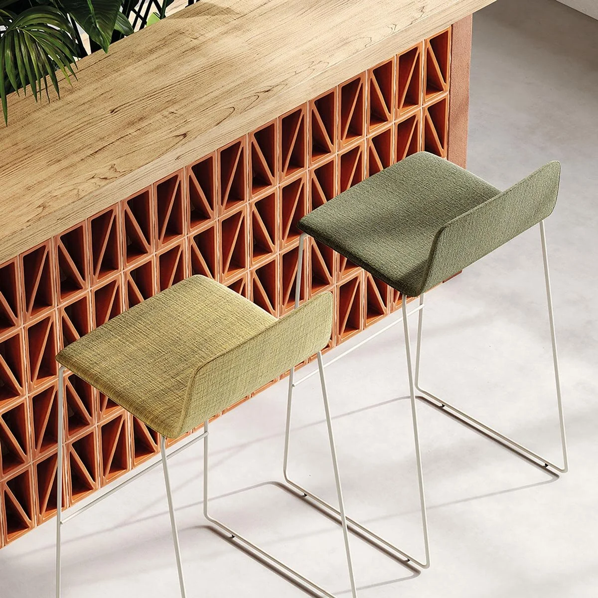 639_sgabelli-di-design-imbottiti-rivestiti-in-tessuto-yo_01 (4).jpg