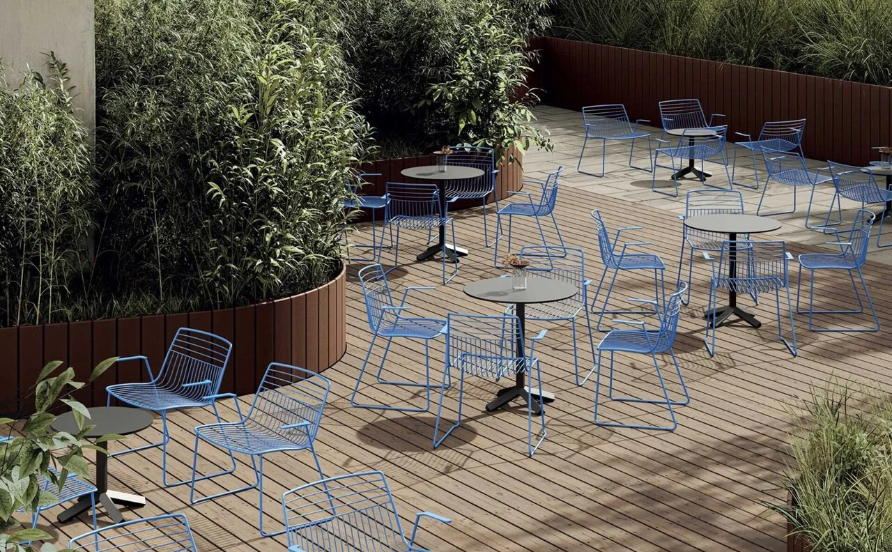 Immagine-3_collezione-yo-seduta-da-esterno-design-essenziale-e-comfort-ergonomico.jpg
